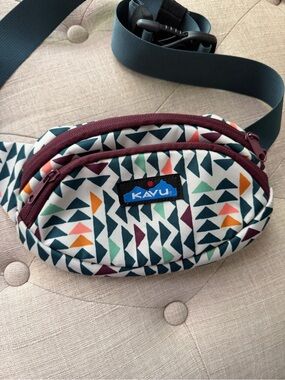 Kavu Multicolor Geometric Triangle Sling Bag in Teal, Burgundy & Orange